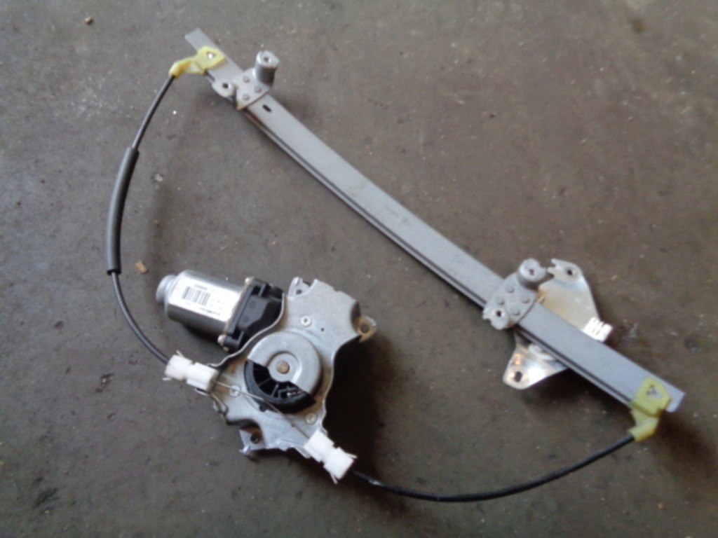 Afbeelding 1 van Raammechaniek rechtsvoor met motor 3-deurs elektrisch Nissan Almera 1.8 Acenta ('95-'07) 400600