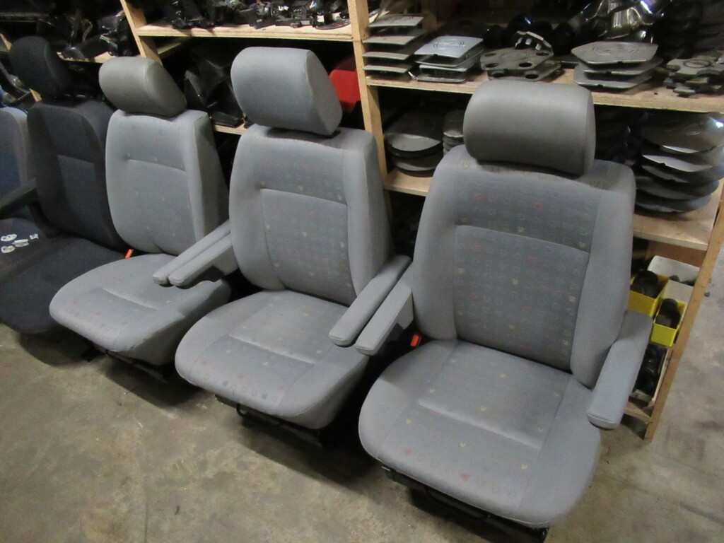 Afbeelding 3 van VW T4 bestuurdersstoel bijrijdersstoel stoel, bj '90 tm '03