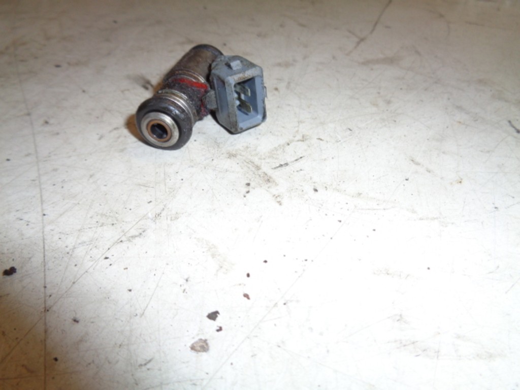 Afbeelding 2 van Injector brandstof Volkswagen Bora 1.4-16V ('98-'06) 036906031G