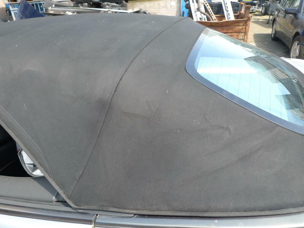 Afbeelding 3 van Cabriodak Mercedes 208 zwart a.v. garde met blauwgetint achterraam A2087700401 zonder de cilinders en zonder voorste slotmechaniek (staat nog wel op de foto maar is er af verkocht)