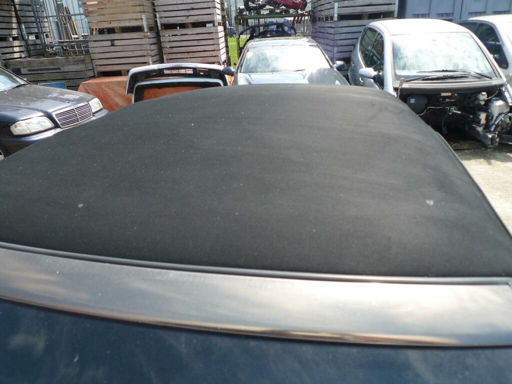 Afbeelding 5 van Cabriodak Mercedes 208 zwart a.v. garde met blauwgetint achterraam A2087700401 zonder de cilinders en zonder voorste slotmechaniek (staat nog wel op de foto maar is er af verkocht)