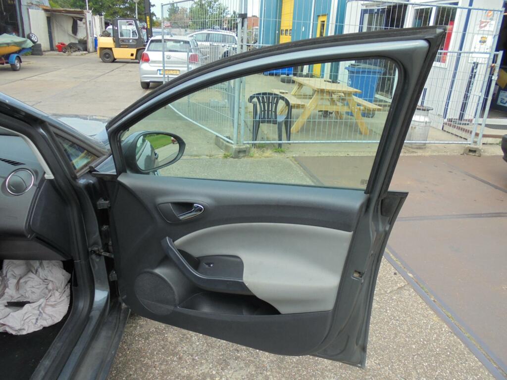 Afbeelding 2 van Portier RV grijs 5-deurs Seat Ibiza ST 6J  (10-17) 6J4831056