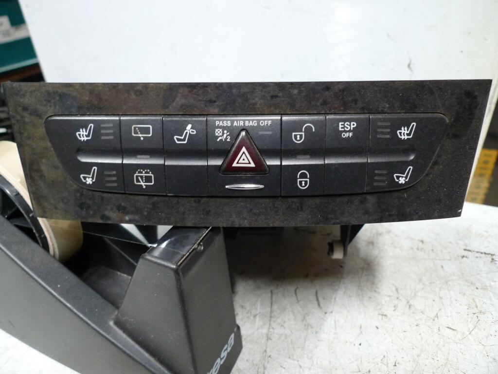 Afbeelding 1 van Bedieningspaneel dashbord Mercedes 211 Dashbordkastje met bedieningspaneel nr A2118213979 7167