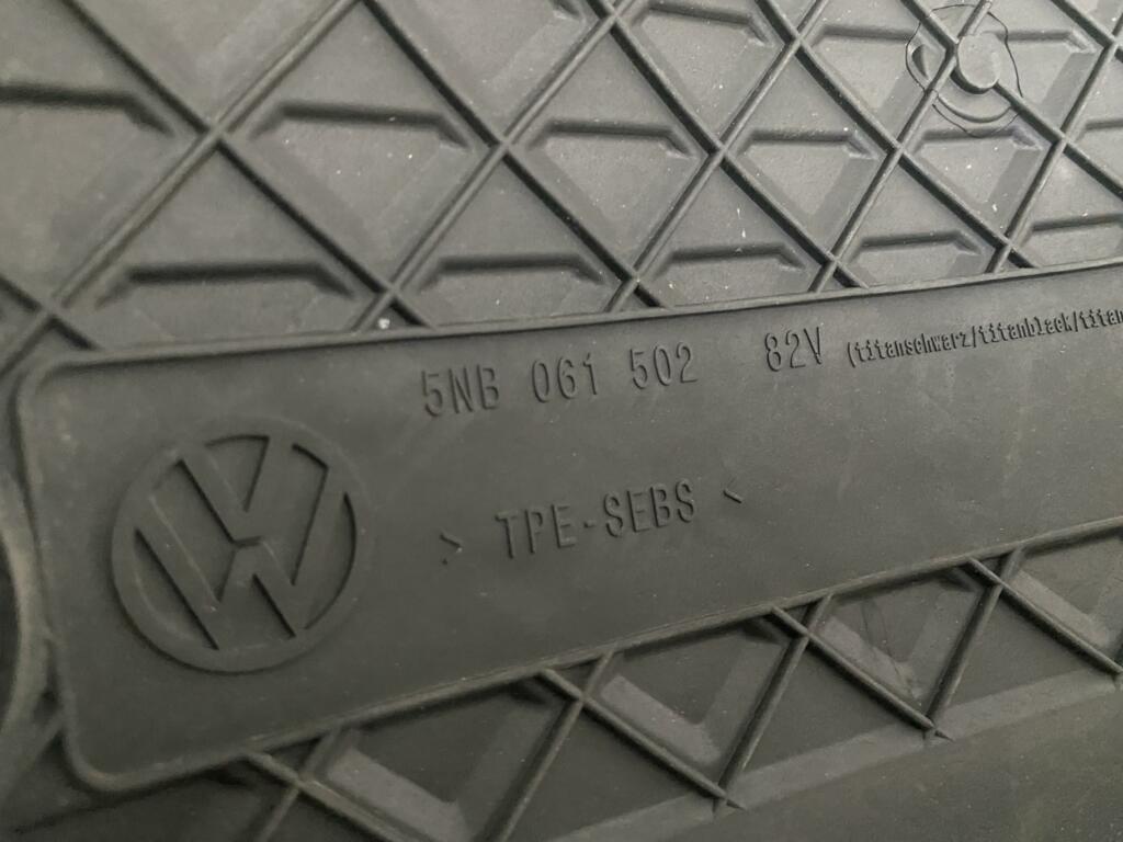 Afbeelding 8 van Rubberen Mattenset Volkswagen Tiguan 2 ORIGINEEL 5NB061502
