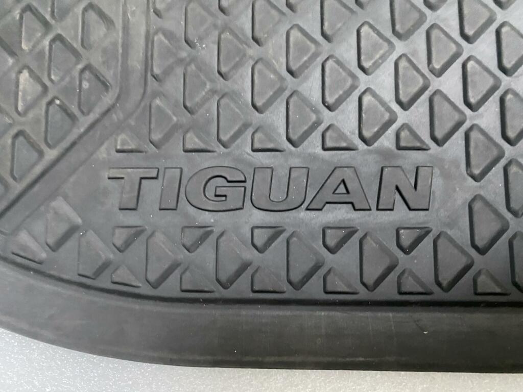 Afbeelding 6 van Rubberen Mattenset Volkswagen Tiguan 2 ORIGINEEL 5NB061502