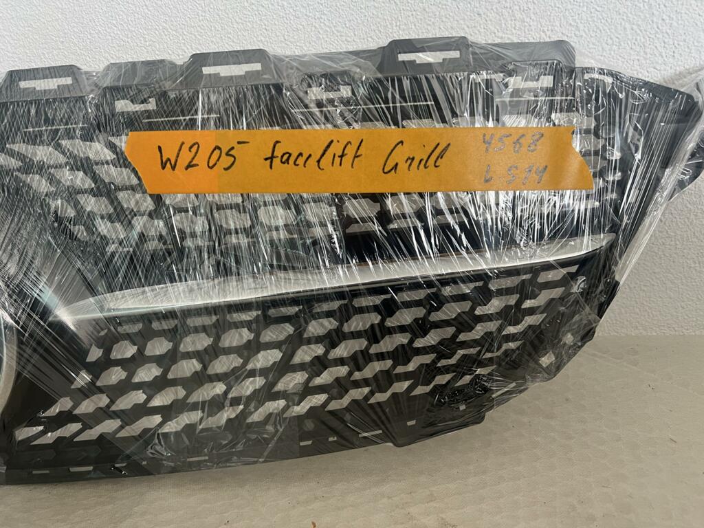Afbeelding 16 van W205 facelift AMG Diamond Grill C klasse Zwart Mercedes 4568