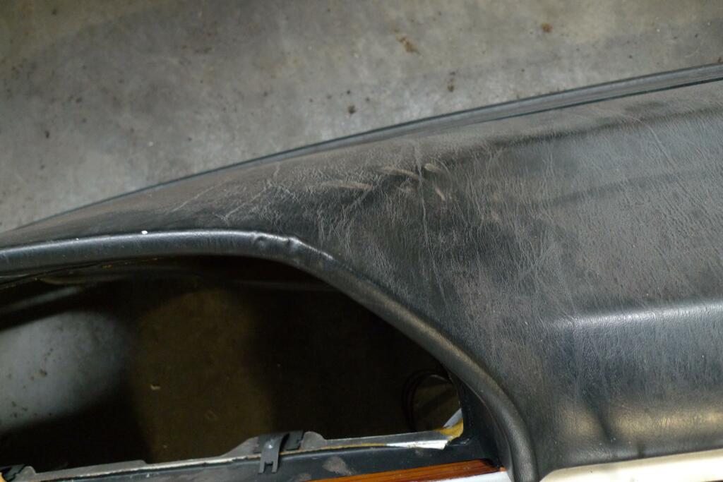 Afbeelding 2 van Dashboard Mercedes 126 zwart licht beschadigd Houtwerk moet overgezet worden