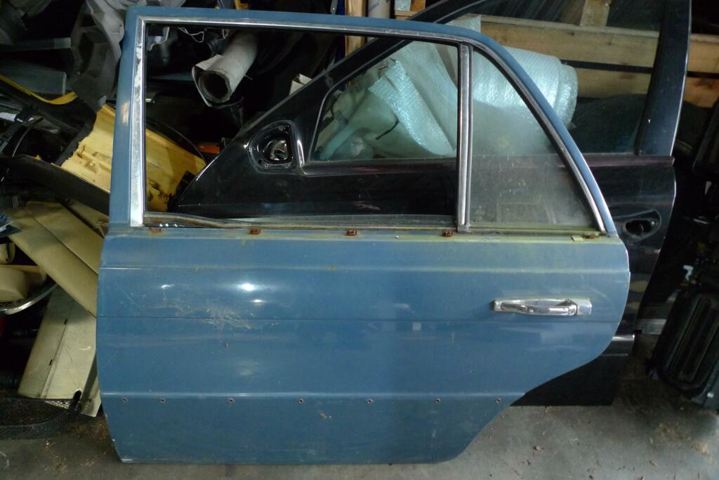 Afbeelding 1 van Portier Mercedes 116 links achter lang Blauw vrij nette deur iets roest