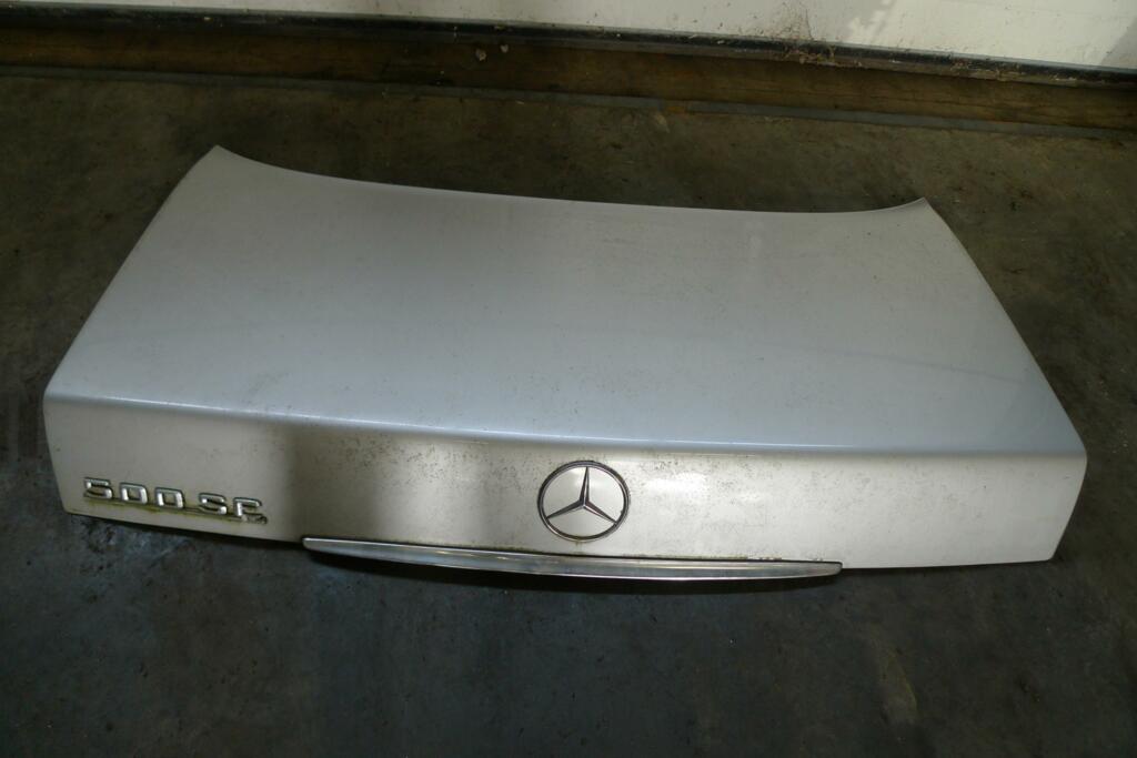 Afbeelding 1 van Kofferdeksel Mercedes 126 735U astral zilver bubbeltjes in lak verder net kofferdeksel
