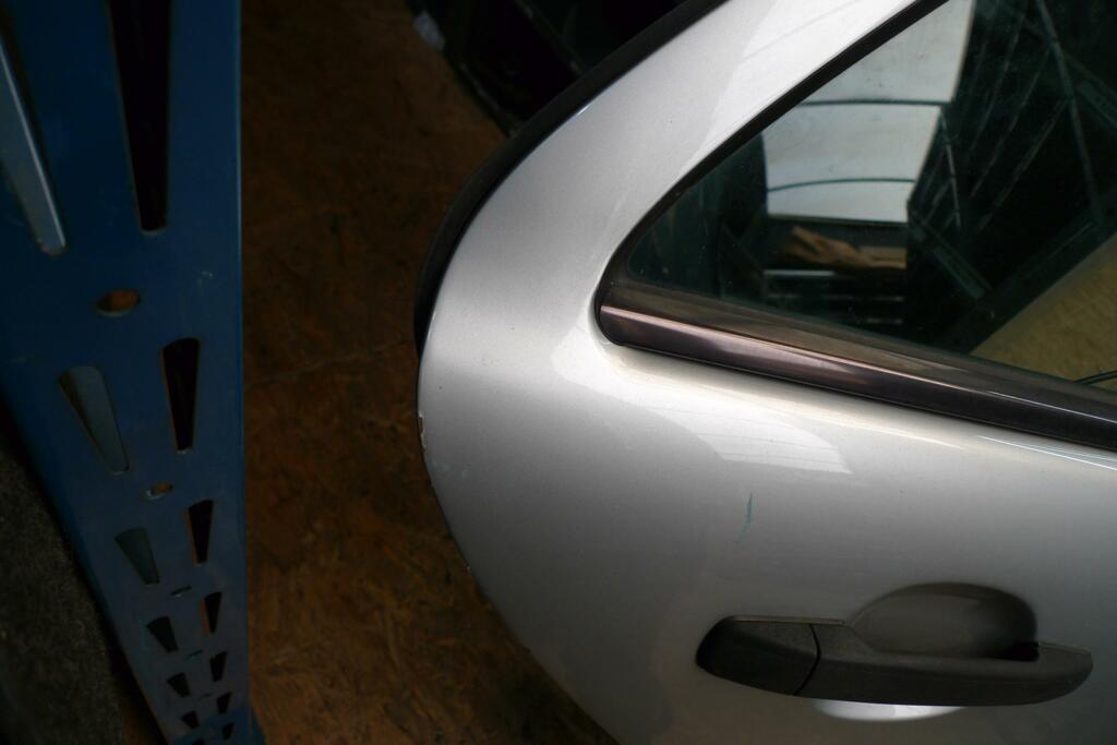 Afbeelding 2 van Achterportier rechts rechtsachter Mercedes 210 sedan zilvergrijs 744U redelijk nette deur iets roesvorming onderkant prijs zonder raammechaniek of met +50 A2107300205 A2107302405