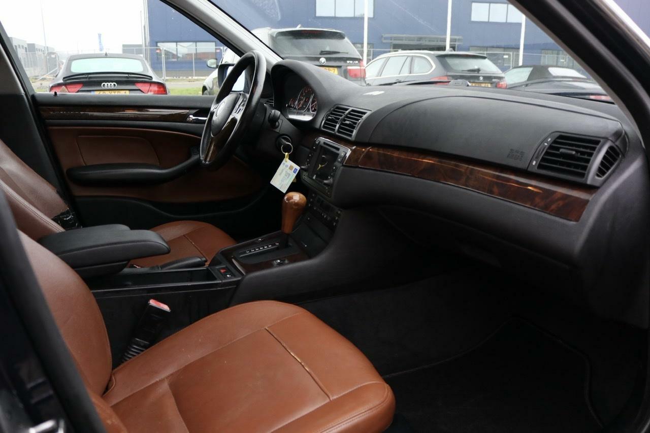 Caroutlet Groningen - BMW 3-serie 318i Executive | LEER | AUTOMAAT | AIRCO