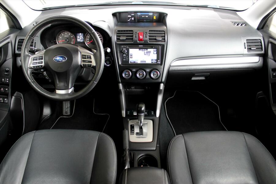 Subaru Forester 2.0 CVT Executive * Navigatie * Trekhaak * 18 Inch