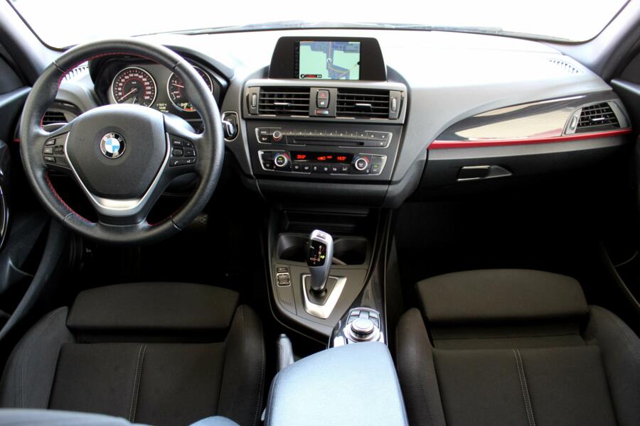 BMW 1-serie 116d Executive * Navigatie * Sportstoelen * Xenon * Parkeersensoren