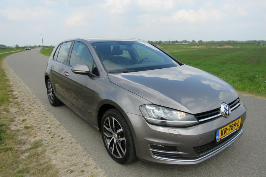 Volkswagen Golf 1.4 TSI Business Edition R Connected 5d 17 inch
