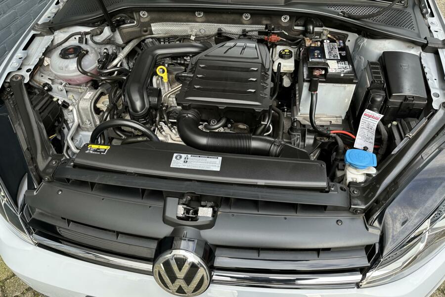 Volkswagen Golf 1.0 TSI 110pk | DSG | Blindspot | Stuurverwarming | Navi | 17 inch | Dubbele LED | Keyless