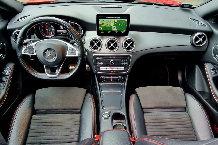 Mercedes CLA-klasse 180 AMG-Line Automaat F/L! | Pano | LED | Camera