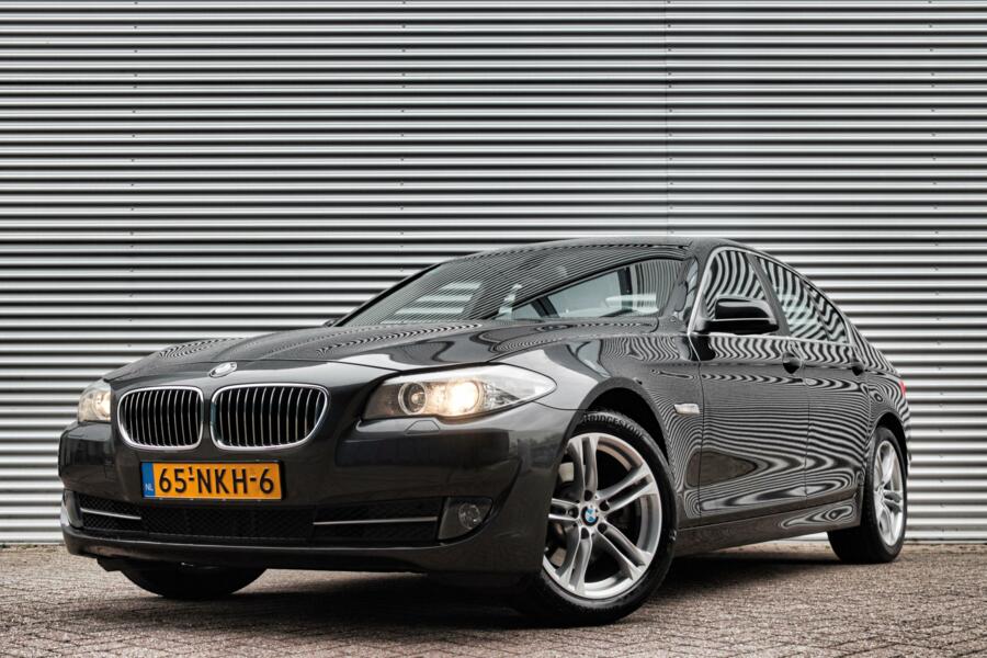 BMW 5-serie 523i Executive /AUT./LED/XENON/NAVI/CRUISE/PDC/TREKHAAK!