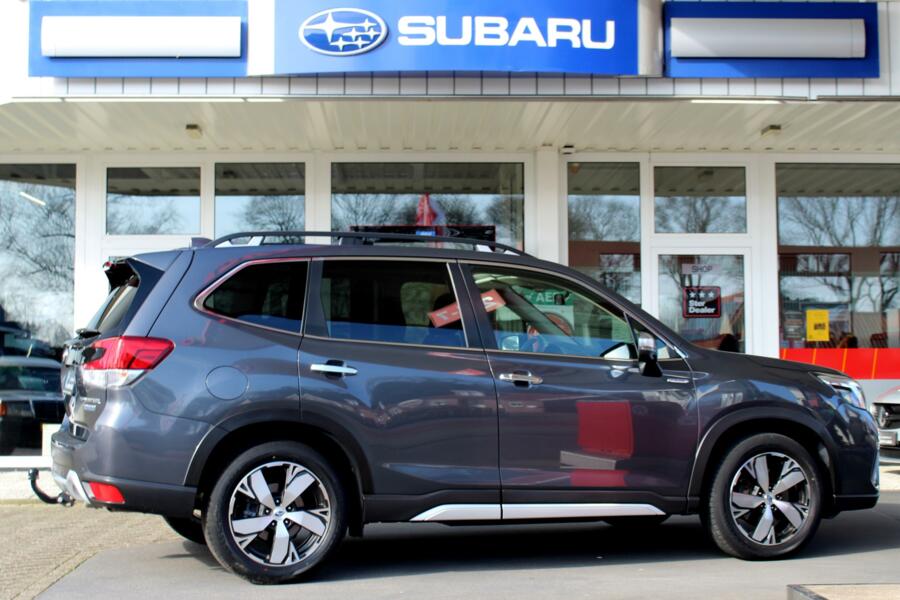 Subaru Forester 2.0i e-BOXER First Edition * Panoramadak * Trekhaak * Parkeersensoren voor en achter
