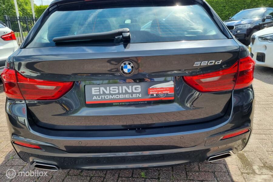 BMW 5-serie Touring 520d High Executive M SPORT/vol leer zwart/navigatie pro/panoramadak/softclose/head-up/display key/led/19inch/camera's/keyless go/VOl!