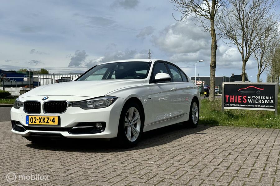 BMW 3-serie 320i Upgrade Edition CRUISE/NAVI/PDC/AUTOMAAT/
