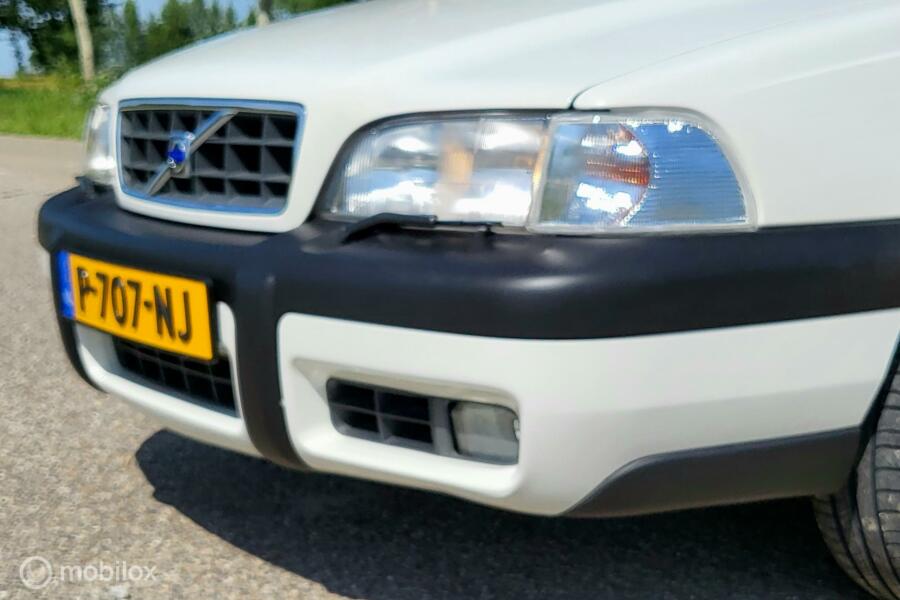 Volvo V70 XC 2.5 T AWD Luxury lage kmstand!