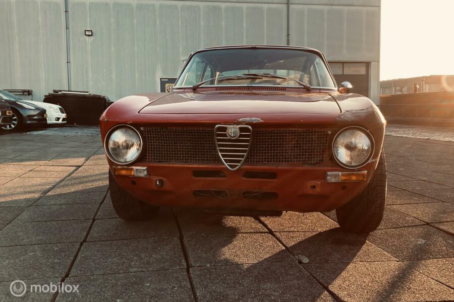 Alfa Romeo GT 1300 met 2.0 motor en sper.
