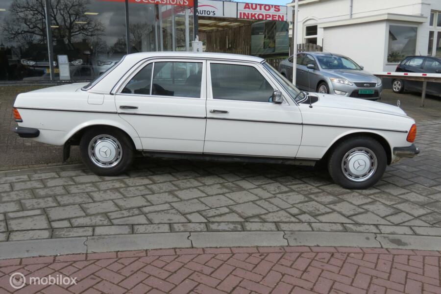 Mercedes 200-280 300 D 5 cyl.  Automat Dealer onderhouden Bj.1979
