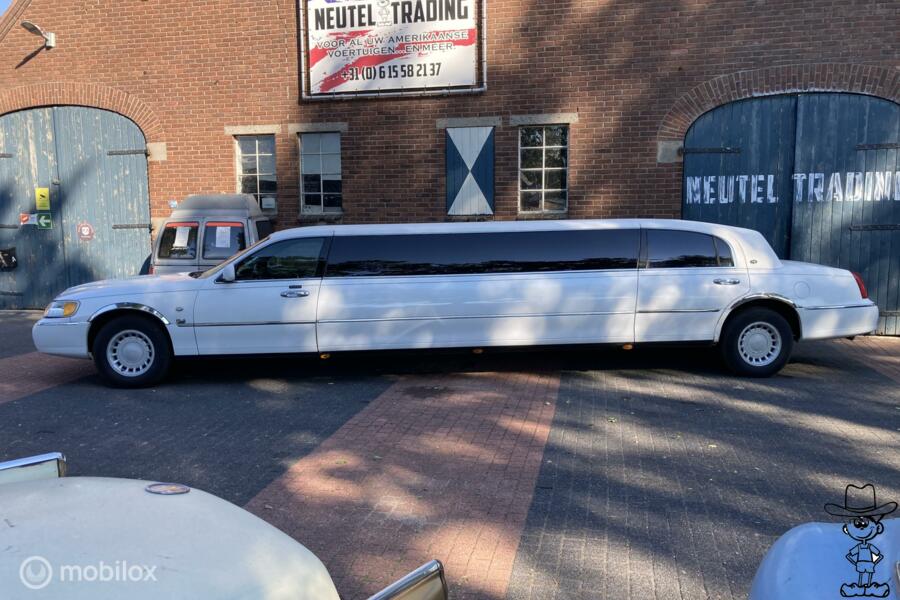 Lincoln TOWN CAR luxe Limo limousine v8 cross stretchlimo