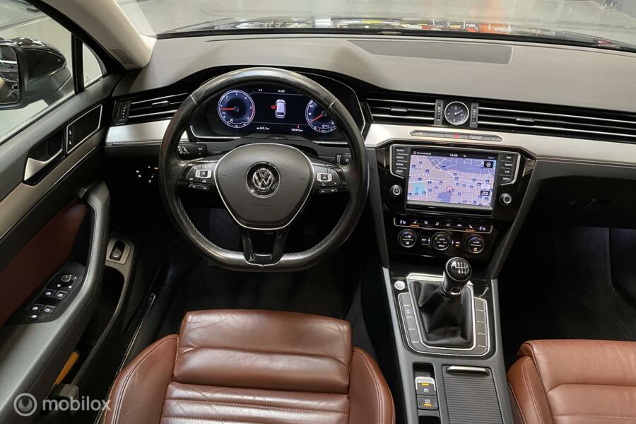 Volkswagen Passat Variant 1.6 TDI Highline Navi | Leer | Virtual | Panorama