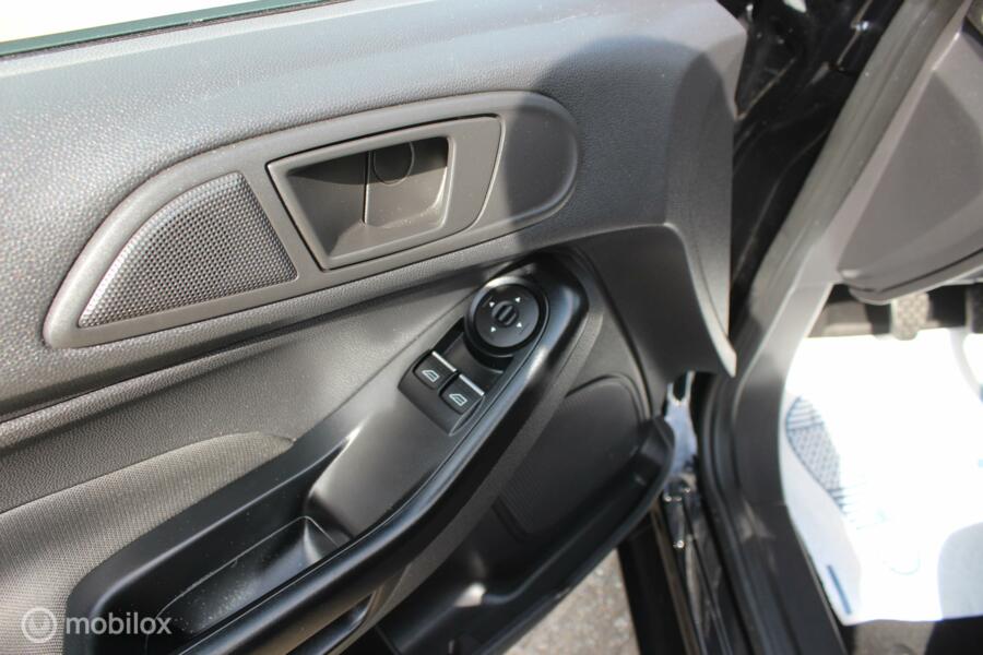 Ford Fiesta 1.25  airco boekjes 5 deuren zwart nette auto