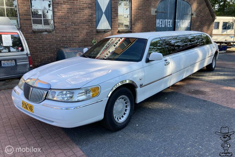 Lincoln TOWN CAR luxe Limo limousine v8 cross stretchlimo
