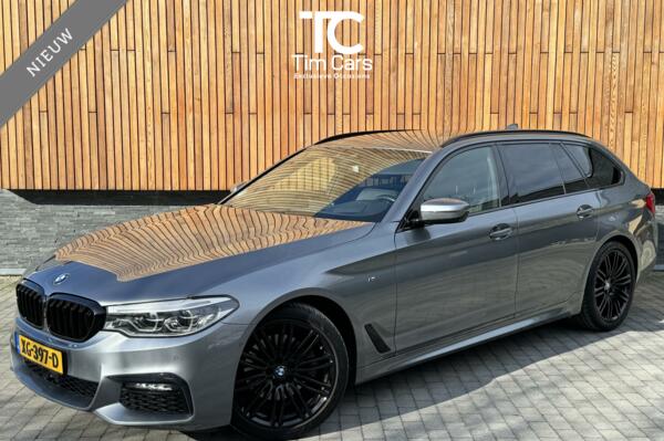 BMW 5-serie Touring 520i High Executive | DAB | H/K | 19 inch | LED | Keyless | Camera rondomzicht | Entertainment achterstoelen