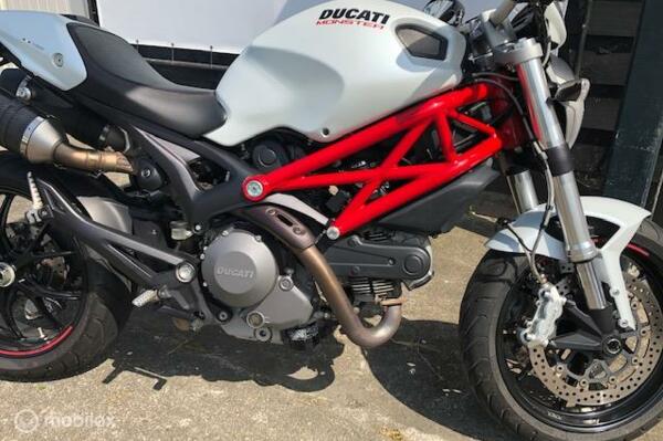 Ducati Monster 796 ABS in de kleur wit uit 2013