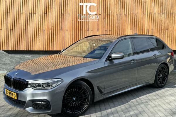 BMW 5-serie Touring 520i High Executive | DAB | H/K | 19 inch | LED | Keyless | Camera rondomzicht | Entertainment achterstoelen