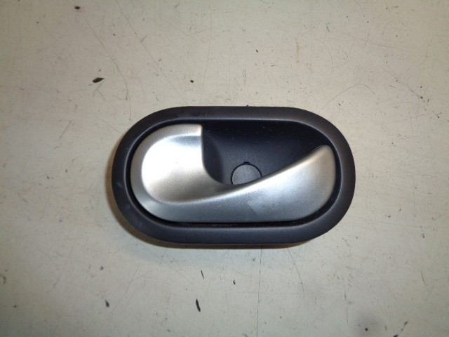 Portiergreep linksvoor binnen chroom bleu roy Renault Twingo II 1.2-16V Expression ('07-'14) 8200843631