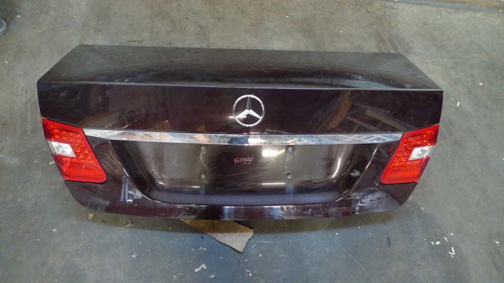 Kofferdeksel Mercedes 212 497U cupritbraun 2 boutjes kentekenbevestiging afgebroken
