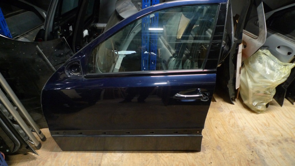 Portier Mercedes 211 l.v. 359U tansanitblau metallic redelijk nette deur A2117201305