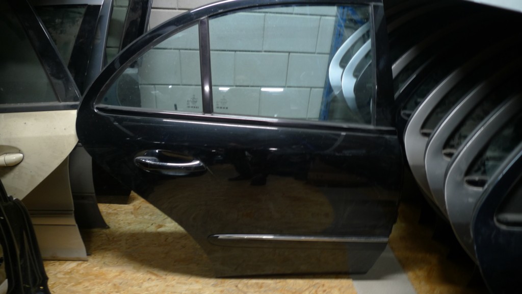Portier Mercedes 211 r.a. 197U obsidianschwarz nette deur met krasje