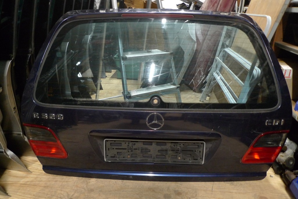 Achterklep Mercedes 210 combi n.t. v.a. eind '99 A2107400305 366U blauw metallic Geen roest krassen en krassen aan bovenkant met raam A2107400757 blauw getint