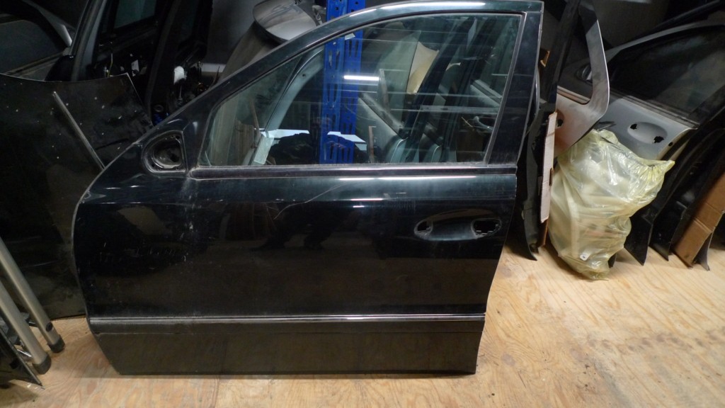 Portier Mercedes 211 l.v. 185U melanit zwart redelijke deur wat krasjes buitenkant spuiten A2117201305