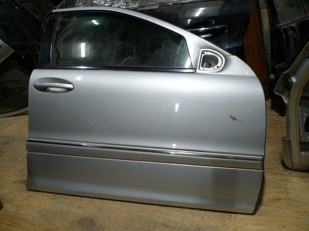 Portier Mercedes 203 r.v.  744U zilvergrijs redelijk nette deur iets roest onderkant A2037200205