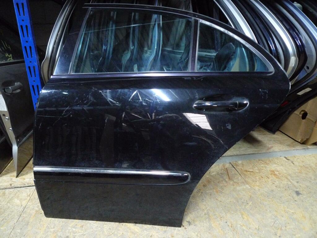 Portier Mercedes 211 l.a. sedan 197U obsidian zwart redelijke deur krassen en onderrand wat beschadigd