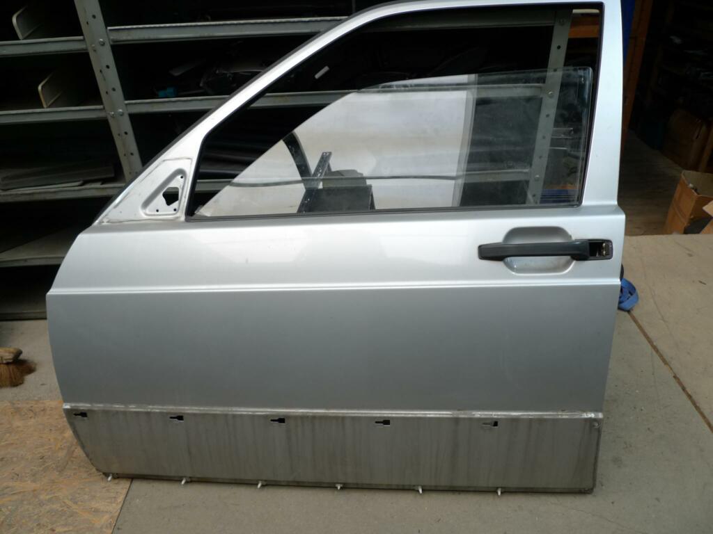 Portier Mercedes 201 l.v. n.t. 744U zilvergrijs nette deur onderrand veel roest A2017202305 A2017202505 ( type vanaf '85 met ovaal gat voorin waar bedrading door gaat)