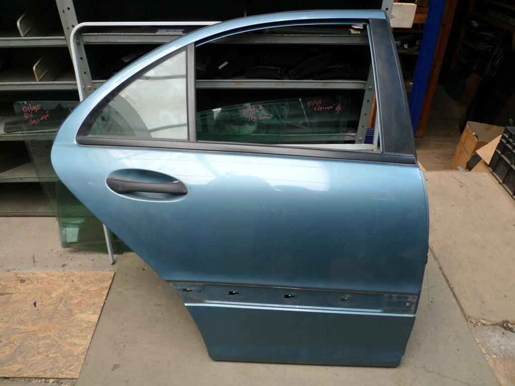 Portier Mercedes 203 sedan r.a. 941U blauw geen heel nette deur roest onderkant en wat krassen  A2037300205 A2037300805