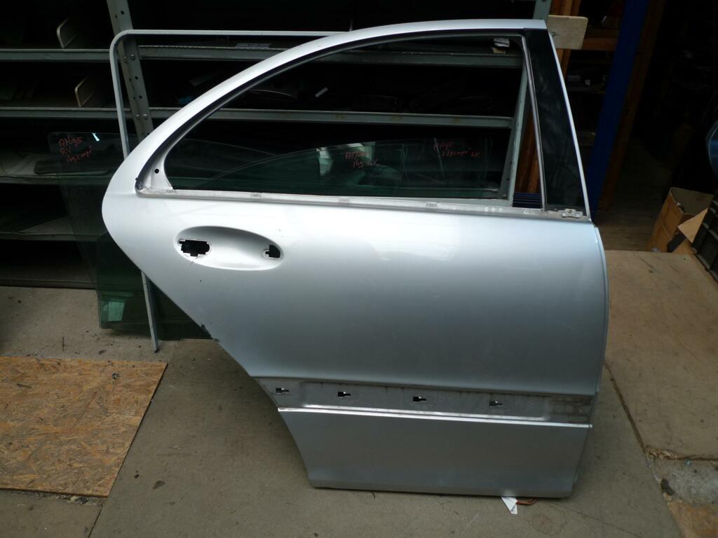 Portier Mercedes 203 sedan r.a. 744U zilvergrijs redelijke deur klein deukje iets roest onderkant A2037300205 A2037300805