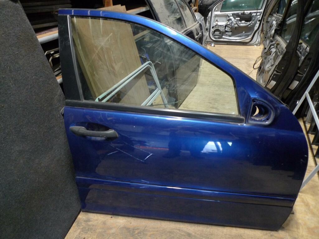 Portier Mercedes 203 r.v.  345U jaspis blauw redelijk nette deur A2037200205 Prijs zonder binnenslot of met + 25 euro
