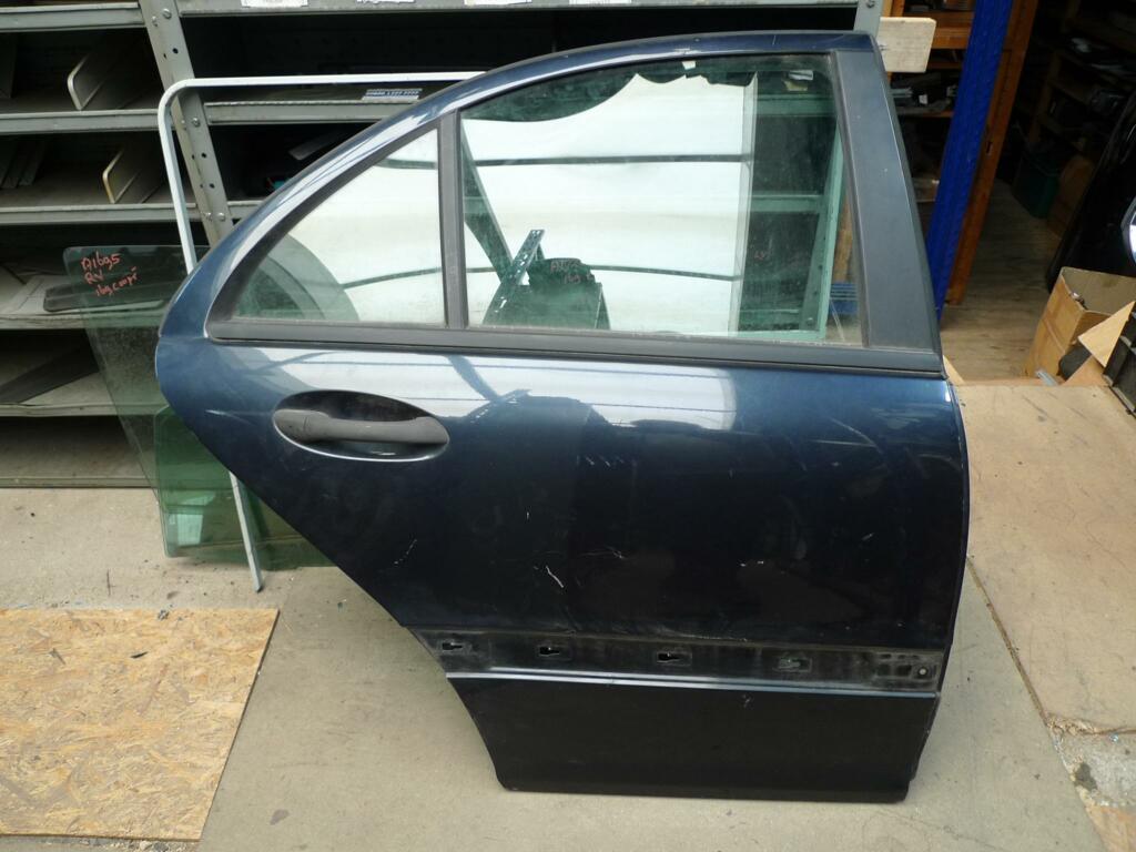 Portier Mercedes 203 sedan r.a. 189U smaragd zwart redelijke deur krassen lakbeschadiging en roest onderkant A2037300205 A2037300805