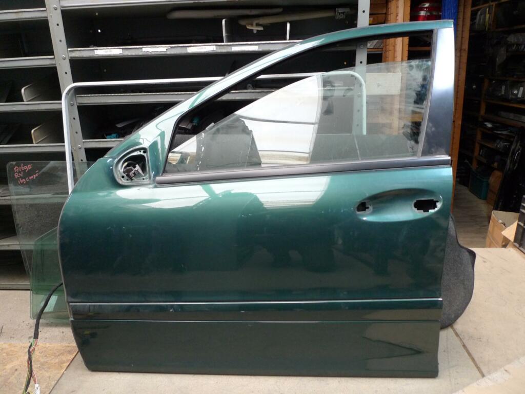 Portier Mercedes 203 l.v.  891U groen vrij nette deur onderkant iets roest  A2037200105