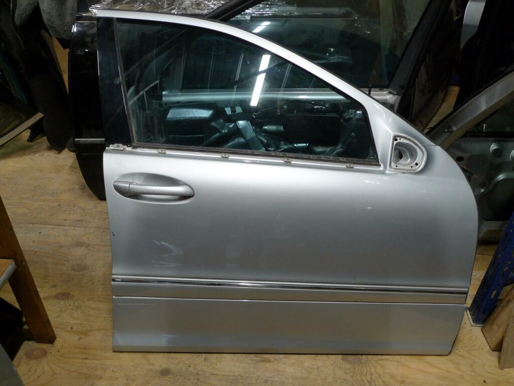 Portier Mercedes 203 r.v.  775U iridium zilver redelijk nette deur paar krasjes A2037200205