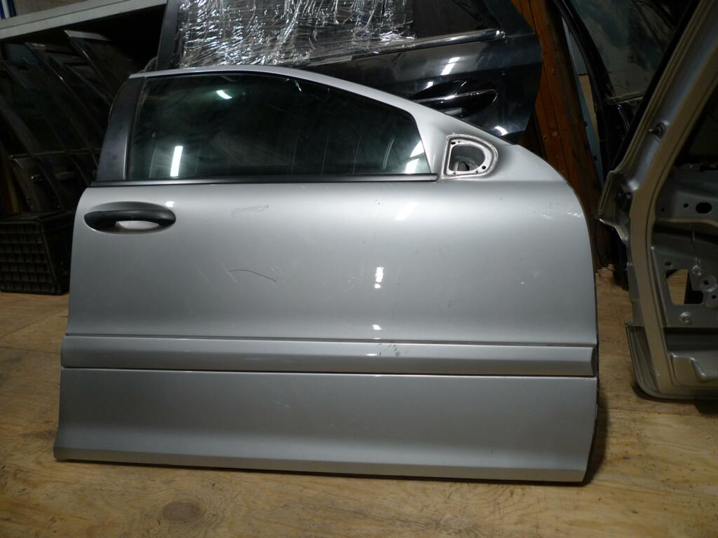 Portier Mercedes 203 r.v.  744U zilvergrijs redelijk deur paar krassen A2037200205